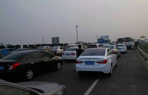 山东泰安高速发生交通事故致4死2伤，受伤人员有性命之忧吗？