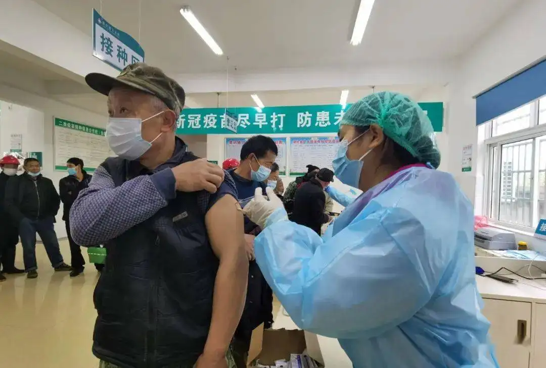 在超40万感染者的疫情期，上海医院的日常是什么？
