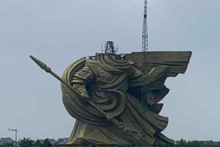 荆州巨型关公雕像被拆除，只剩钢架和大刀，拆除过程经历了哪些困难？