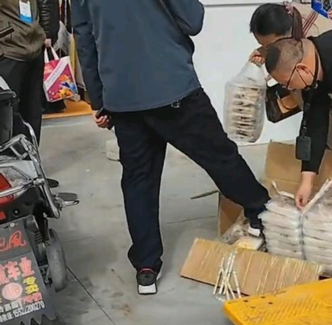 杭州男子卖盒饭跪求别处罚，官方：系无证经营，此行为该如何定性？