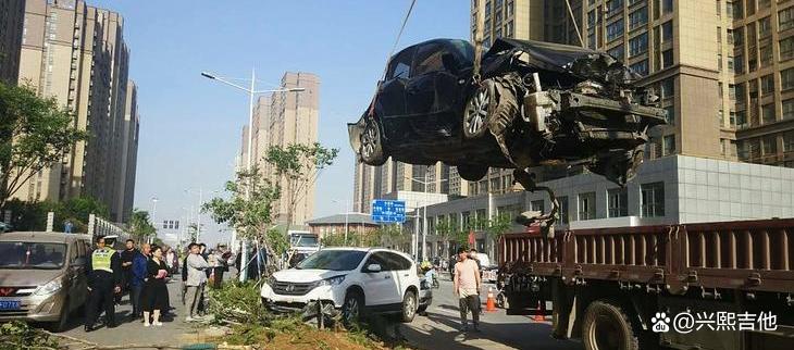 郑州一渣土车压扁小车致4死，遇到这种车如何紧急避险？