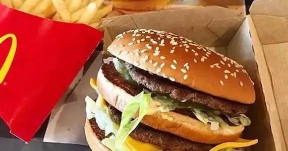 麦当劳回应女子吃汉堡发现大量活虫事件，网友有为这样的回应买账吗？