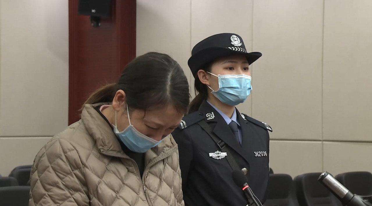 劳荣枝回答检方讯问态度强硬不配合，她为何敢于藐视法庭？
