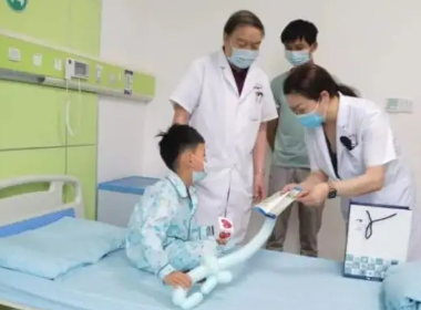 重庆一男童患“自毁容貌综合征”撞护栏，该病有何症状？