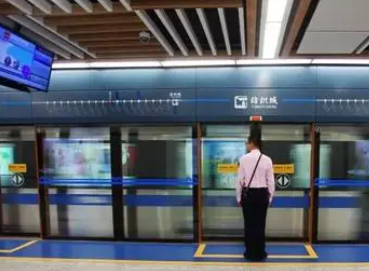 武汉地铁辅警狂奔八分钟为乘客买药，这名辅警是否值得我们称赞？