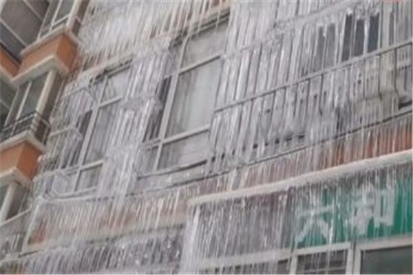 哈尔滨一小区窗户结满冰柱，形成“冰帘洞”，现场有多壮观？