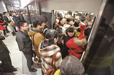 上海一名女子乘坐地铁时头发被门住，遇到这种情况时应该怎么办？